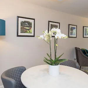 https://the-mews-york-place-by-harrogate-serviced-apartments.yorkshirehotels.net
